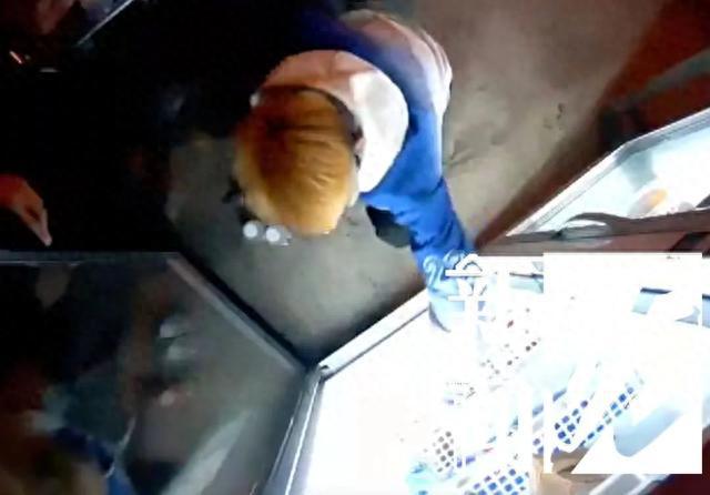 蹊跷！街头这种售货柜竟摆满砖头？！(图1)