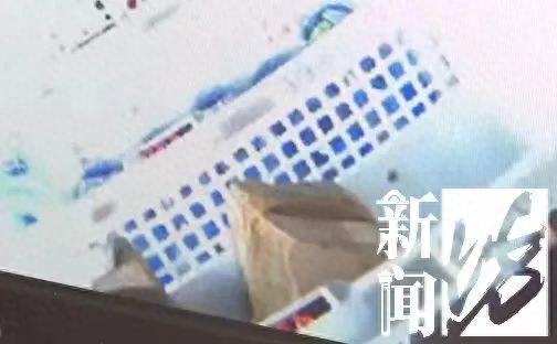 蹊跷！街头这种售货柜竟摆满砖头？！(图2)