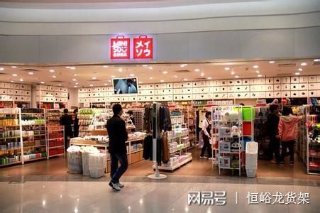 九游体育网站：名创优品货架的“卖场效应”(图2)
