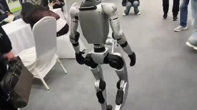 韩网友对中国功夫机器人开启夸夸模式中国科技的硬核创新(图1)