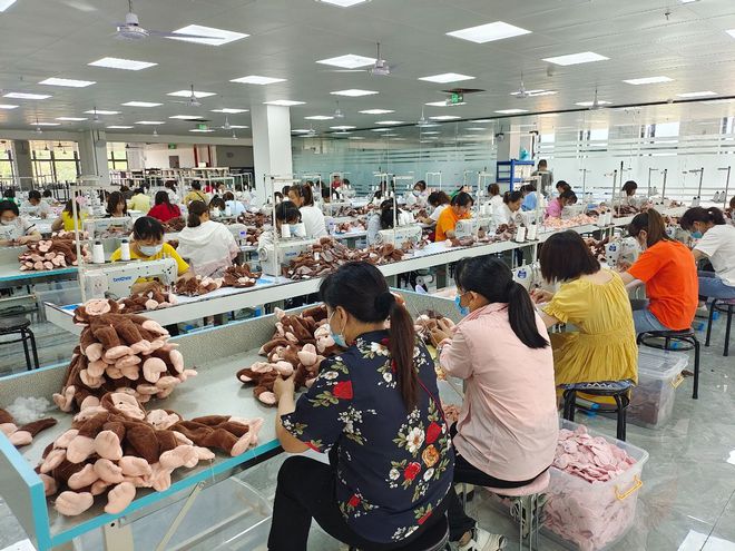 九游体育：美国儿童节陷入“玩具荒”！没有中国工厂连个橡皮鸭都造不出来(图3)