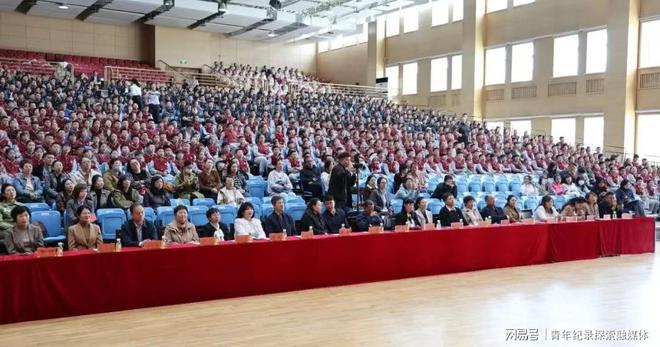 九游体育网站：哈尔滨德强小学校举行“德娃红书”行动启动仪式(图1)