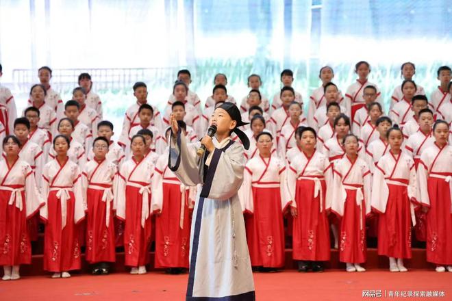 九游体育网站：哈尔滨德强小学校举行“德娃红书”行动启动仪式(图4)