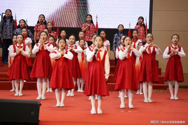 九游体育网站：哈尔滨德强小学校举行“德娃红书”行动启动仪式(图6)