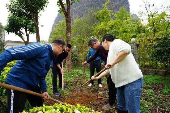 九游体育：南宁烟草：党建引领志愿红倾情服务暖民心(图2)