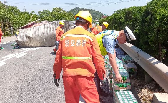 紧急！货车侧翻饮料铺满高速多方联动火速清障(图2)